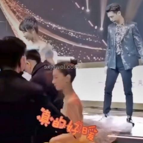 楊紫李現兩部新劇醉酒表白吻對比分析