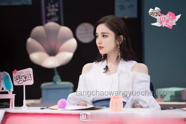 迪麗熱巴與新中式戀夏風時尚風格對比分析