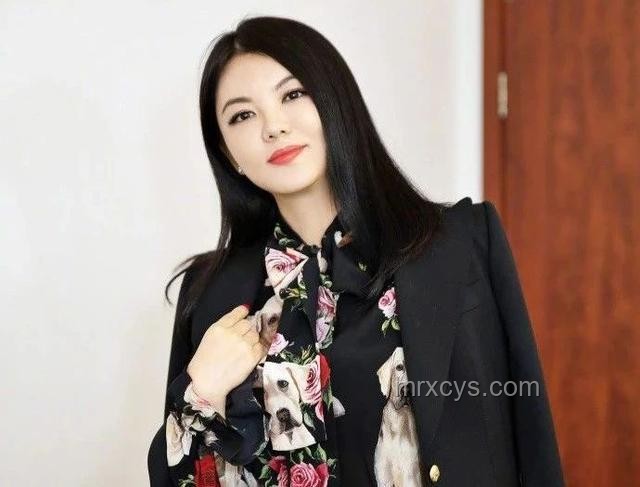祝緒丹黑裙紅唇妝容打造指南，秒變氣場女王
