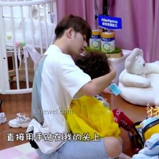 王嘉爾與印度主持人的觀點對比分析