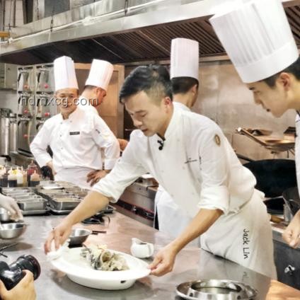 費大廚招聘服務員：本科以下學歷門檻背后的深層分析