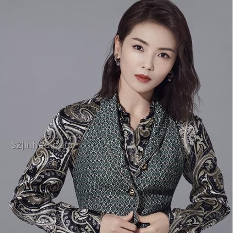 劉濤新風尚：T恤混搭長款，大波浪卷發減齡，引領中年穿搭新潮流