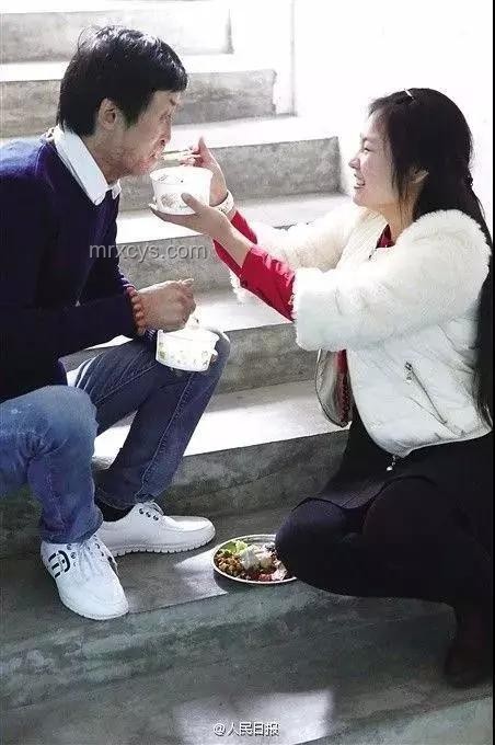 西安跪地救人女孩事跡對比分析：勇氣、感恩與社會反響