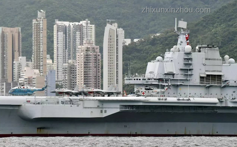 香港市民登山東艦，排隊體驗(yàn)槍械：震撼與感悟并存