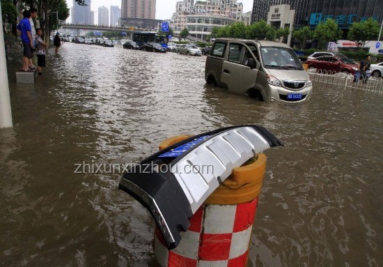 成都暴雨劃船哥：托尼的緊急通勤挑戰與智慧應對