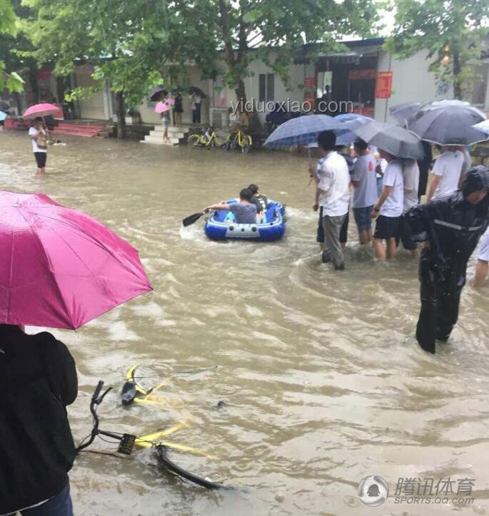 成都暴雨劃船哥：理發師的另類通勤方式