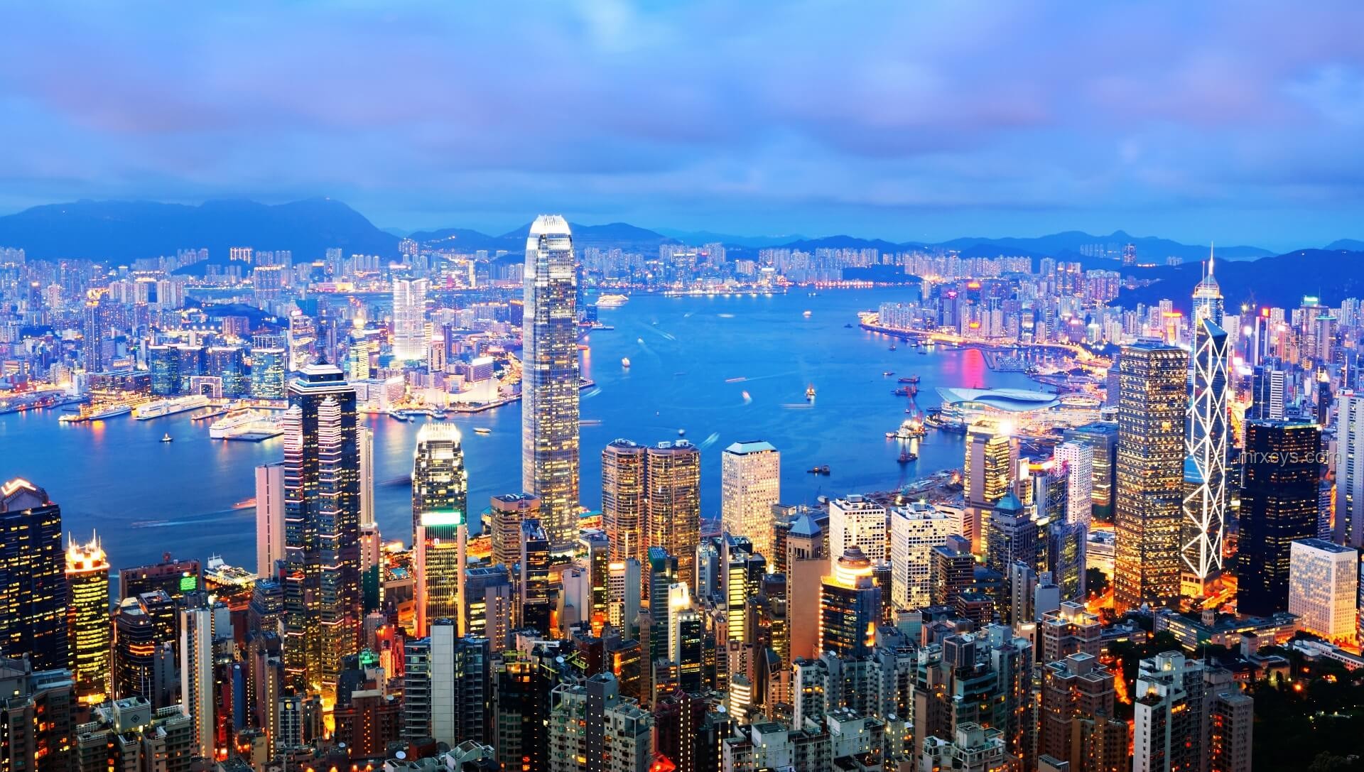 航拍視角下的軍事影響力：山東艦夜泊維多利亞港深度洞察