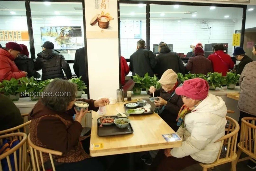 門店回應老人蹭空調放喇叭驅趕事件深度分析