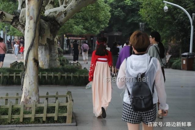 男子西湖穿漢服拍照被趕，景區(qū)回應(yīng)解決方案