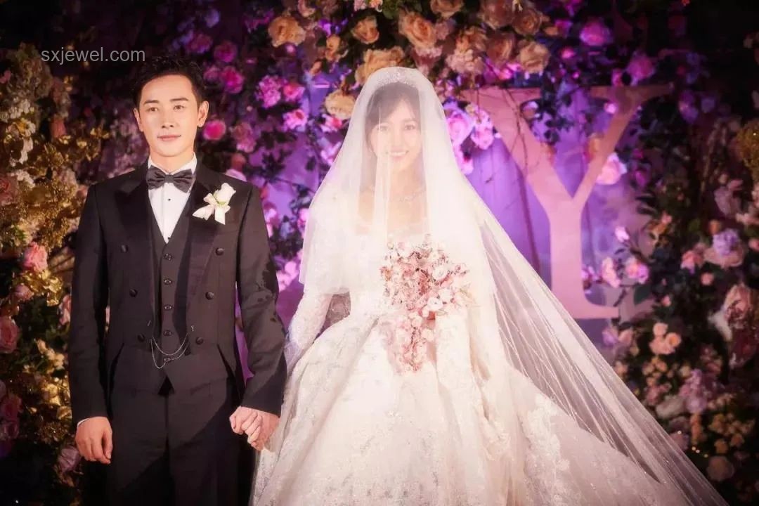 音樂節領證結婚與傳統婚禮對比分析
