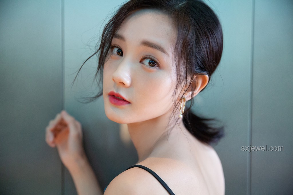 李一桐歌聲中的溫柔力量：小魚(yú)在乎的共鳴