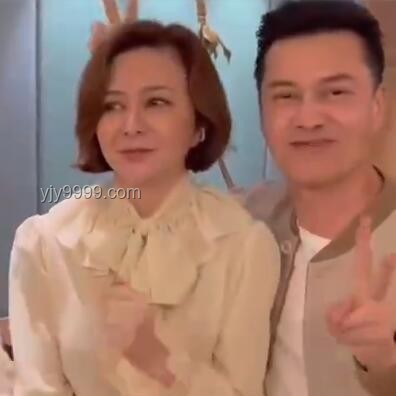 同事聚餐，男女爭著付錢拉扯的瞬間??